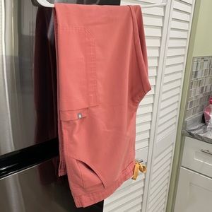 Figs Yola scrub pants sz M in Coral